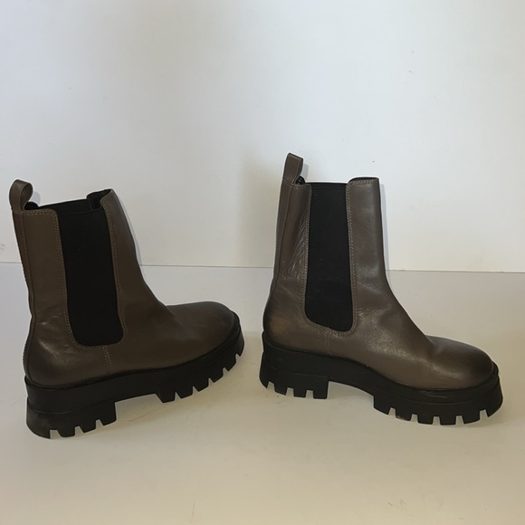Lug sole Chelsea Boots - Picture 4 of 8